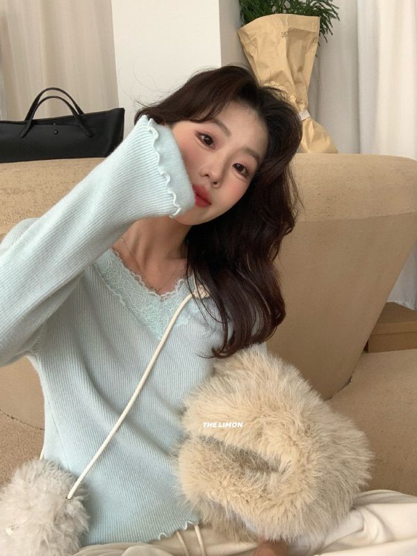 05120702｜LEMON〃6891氣質蕾絲V領軟糯顯瘦針織上衣｜F 蕾絲針織, V領針織, 韓系上衣, 女生針織衫, 修身上衣, 顯瘦穿搭, 長袖上衣, 百搭上衣, 內搭上衣, 秋冬針織