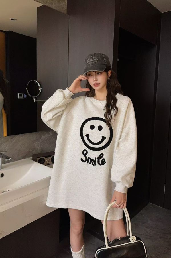 05112205｜秋冬〃1120笑臉毛巾繡長版大學T｜F 微笑上衣, 毛巾刺繡上衣, 長版上衣, 衛衣洋裝, 寬鬆上衣, 可愛女裝, 五色上衣, 秋冬上衣, 笑臉上衣, 休閒上衣, 棉質長版