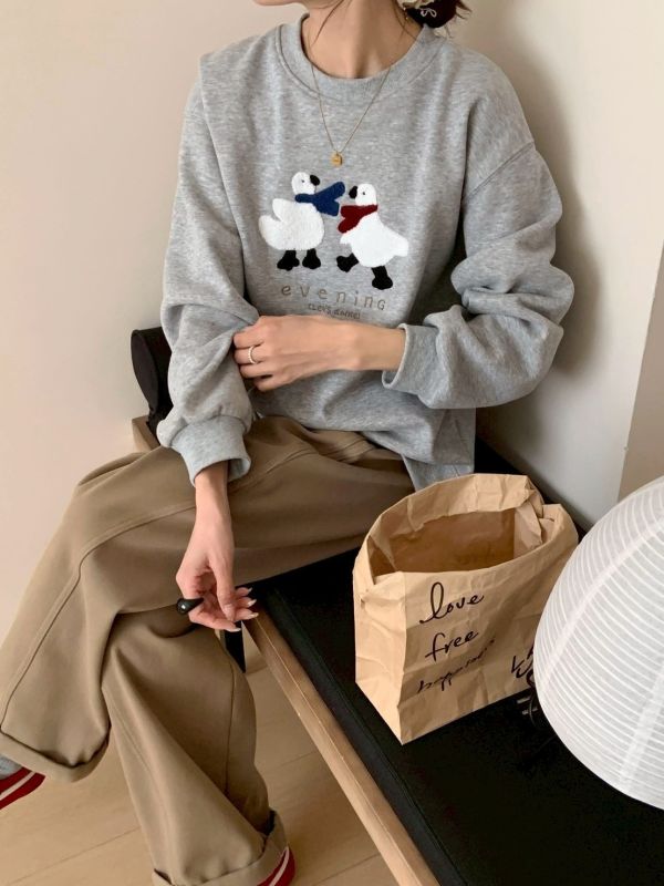 05120605｜秋冬〃9210小鴨圍巾刺繡加絨大學T｜F 女裝衛衣, 刷毛上衣, 貓咪上衣, 毛巾繡衛衣, 可愛女裝, 療癒系穿搭, 寬鬆上衣女, 加絨上衣, 大人可愛風, 顯瘦衛衣, 韓系女裝, 秋冬上衣女, 百搭女裝, 大學T女, 女生可愛穿搭