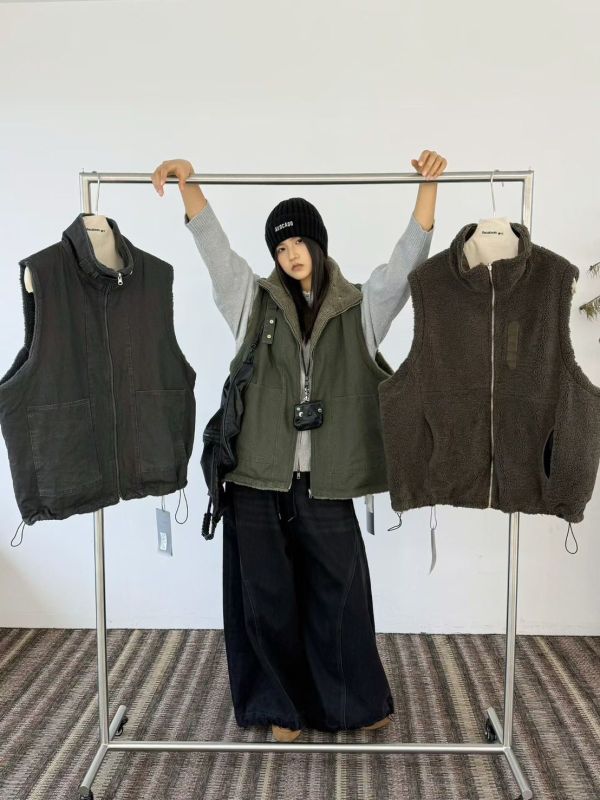 05111101┃秋冬〃三色兩面穿羊羔毛背心┃F 韓國風背心, 大陸製女裝, 羔羊毛背心, 拼接背心, 女生厚背心, 工裝風外套, 韓系無袖外搭, 保暖背心, 軍綠背心, 咖啡背心, 女裝冬季背心, 韓系穿搭, 立領外套, 厚實羊羔毛背心**