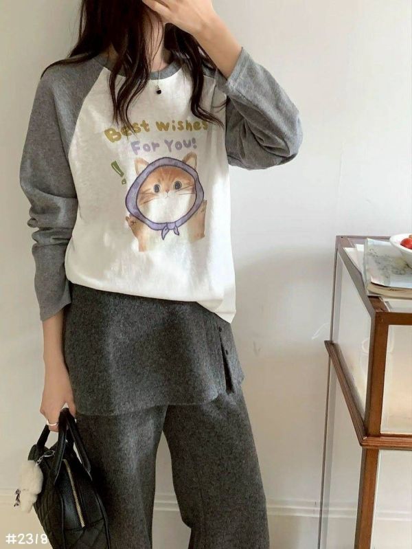 05110611┃秋冬〃2318頭巾的貓咪印花T┃F┃251110結單 貓咪上衣、拼色T恤、插畫T、長袖上衣、韓版T恤、中性上衣、可愛上衣、休閒風T、秋冬T恤、寬鬆長袖