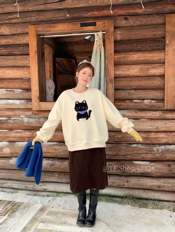 05120604｜秋冬〃6882立體黑貓刺繡加絨大學T｜F 女裝衛衣, 刷毛上衣, 貓咪上衣, 毛巾繡衛衣, 可愛女裝, 療癒系穿搭, 寬鬆上衣女, 加絨上衣, 大人可愛風, 顯瘦衛衣, 韓系女裝, 秋冬上衣女, 百搭女裝, 大學T女, 女生可愛穿搭