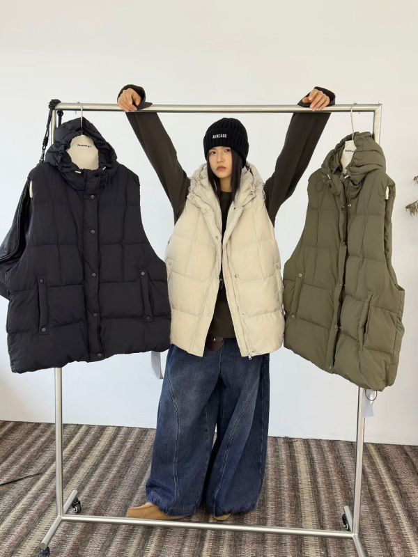 05111102┃秋冬〃三色中長版連帽羽絨外套┃F 韓系羽絨背心, 大陸製女裝, 厚背心, 連帽背心, 保暖外套, 韓系穿搭, 無袖外搭, 女裝羽絨背心, 軍綠背心, 奶白背心, 黑色羽絨背心, 冬季女裝, 寬鬆版背心, 韓國風外套, 立領背心**