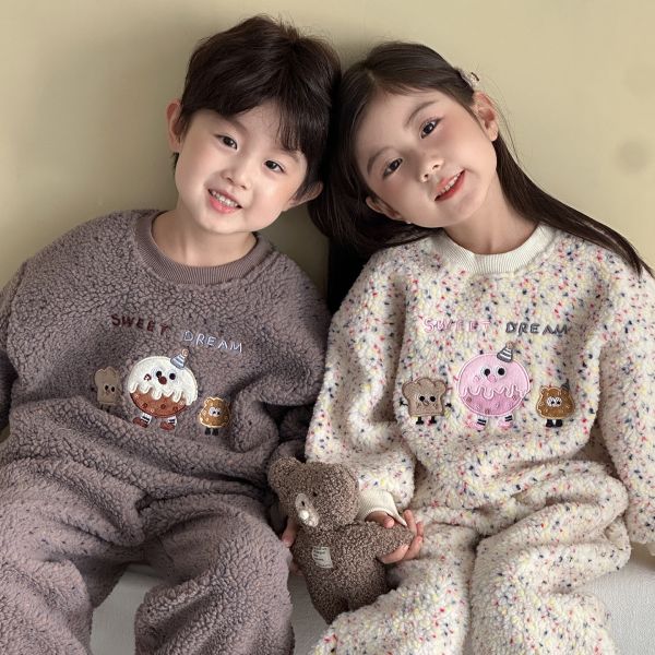 05111411┃兄妹家秋冬〃250631羊羔絨貼布刺繡套裝┃80-150 兒童羊羔絨套裝

加厚絨毛套裝

SWEET DREAM 童裝

可愛刺繡童裝

男童冬季套裝

女童兩件組

兒童保暖套裝

加厚上衣褲子

80-150童裝

羊羔絨上衣褲套裝

冬季童裝套裝