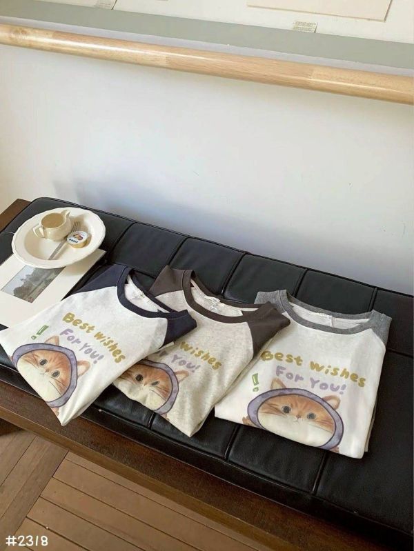 05110611┃秋冬〃2318頭巾的貓咪印花T┃F┃251110結單 貓咪上衣、拼色T恤、插畫T、長袖上衣、韓版T恤、中性上衣、可愛上衣、休閒風T、秋冬T恤、寬鬆長袖