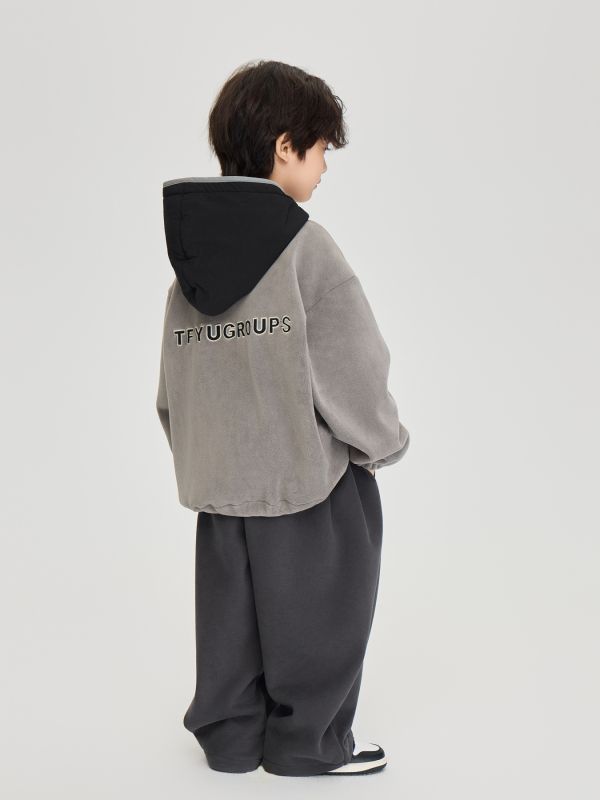 05110313┃TFYU秋冬〃兩色雙面絨山系撞色連帽上衣┃100-170 - 拼色帽T
- 兒童刷毛上衣
- TFYUGROUPS童裝
- 顆粒絨保暖衣
- 秋冬童裝推薦
- 抽繩下擺設計
- 街頭風童裝
- 100–170 尺寸帽T
- 男童女童連帽T
- 機能童裝