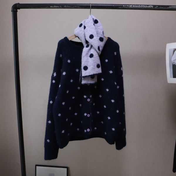 05110405┃秋冬〃四色點點針織開衫圍巾 - 女裝針織毛衣
- 圓點毛衣套組
- 秋冬女裝推薦
- 質感圍巾搭配
- 韓系通勤穿搭
- 親膚不扎針織衫
- 毛衣圍巾組合
- 簡約風格女裝
- 冬季層次穿搭