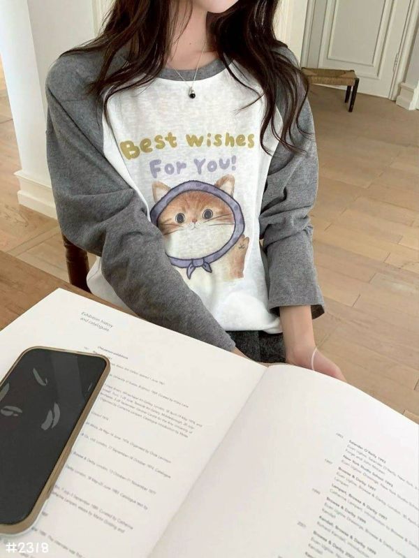 05110611┃秋冬〃2318頭巾的貓咪印花T┃F┃251110結單 貓咪上衣、拼色T恤、插畫T、長袖上衣、韓版T恤、中性上衣、可愛上衣、休閒風T、秋冬T恤、寬鬆長袖