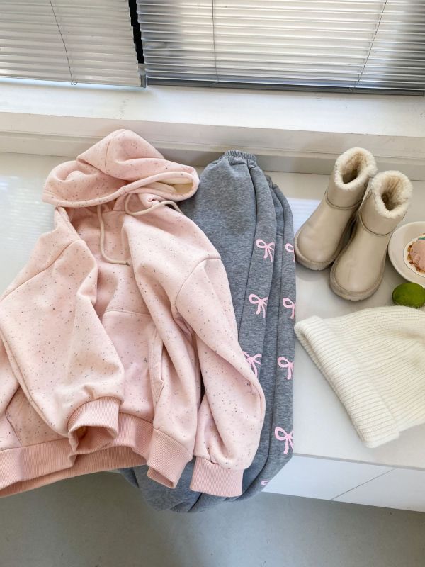 05111705｜TC家冬〃粉色加絨彩色點點連帽T｜100-160 兒童連帽T
兒童加絨上衣
女童連帽上衣
男童連帽衛衣
兒童冬季上衣
加厚連帽T
點點連帽T
童裝加絨
保暖上衣
100-160cm 童裝
冬季童裝上衣
兒童休閒連帽T