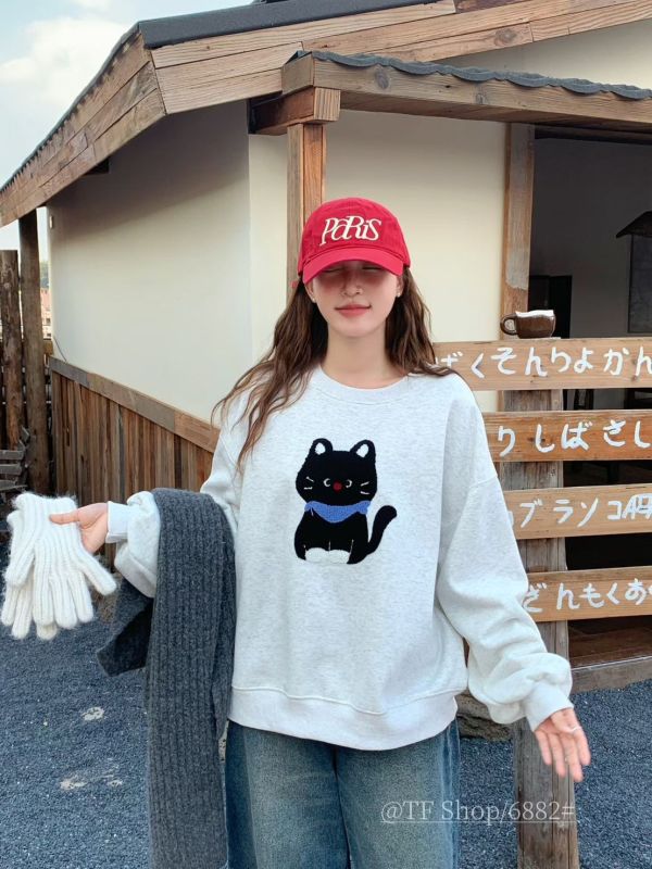 05120604｜秋冬〃6882立體黑貓刺繡加絨大學T｜F 女裝衛衣, 刷毛上衣, 貓咪上衣, 毛巾繡衛衣, 可愛女裝, 療癒系穿搭, 寬鬆上衣女, 加絨上衣, 大人可愛風, 顯瘦衛衣, 韓系女裝, 秋冬上衣女, 百搭女裝, 大學T女, 女生可愛穿搭