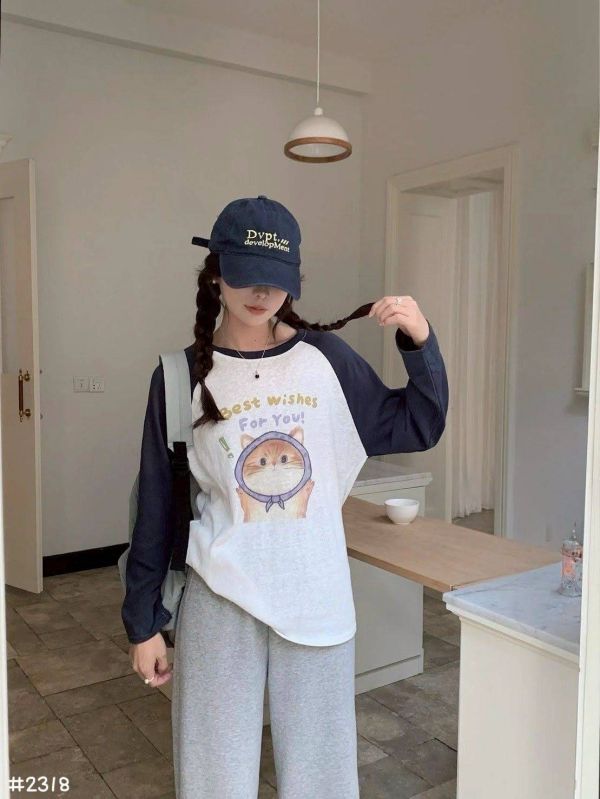 05110611┃秋冬〃2318頭巾的貓咪印花T┃F┃251110結單 貓咪上衣、拼色T恤、插畫T、長袖上衣、韓版T恤、中性上衣、可愛上衣、休閒風T、秋冬T恤、寬鬆長袖