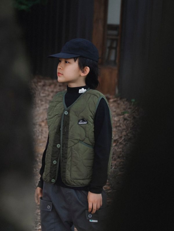 05121104｜秋冬〃6044兩色拼接夾棉背心｜110-170 兒童馬甲, 鋪棉背心, 山系背心, 立領背心, 保暖背心, 輕量馬甲, 純色背心, 秋冬童裝, 中大童背心, 戶外穿搭, TheMountSpace
