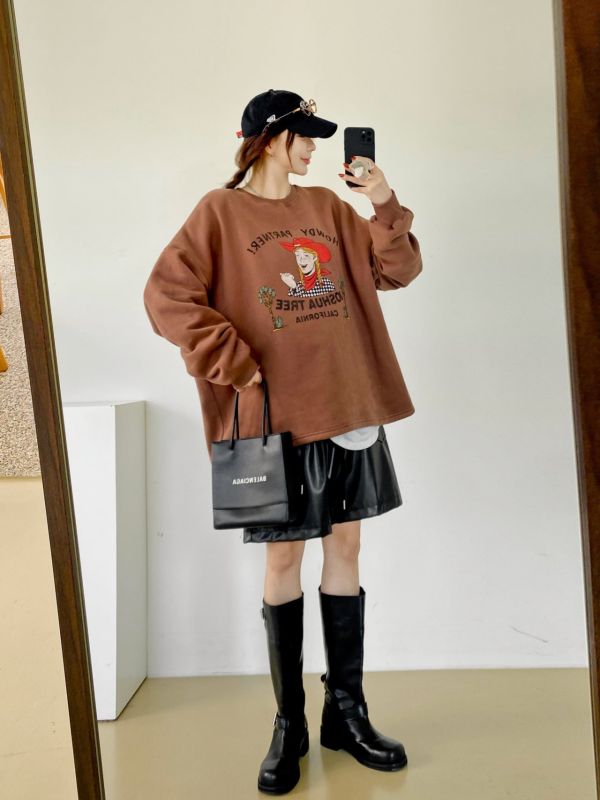 韓┃N9〃三色加絨牛仔女孩T┃F 韓國加絨上衣, 女生大學T, 美式印花衛衣, HOWDY PARTNER, JOSHUA TREE, 韓國女裝, 保暖圓領T, 寬鬆版衛衣, 秋冬加厚上衣, 韓系穿搭, 棕色衛衣, 奶灰色衛衣, 墨灰大學T, 女裝加絨長袖