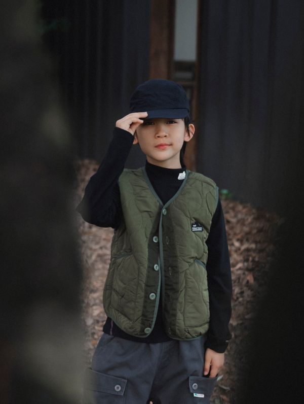 05121104｜秋冬〃6044兩色拼接夾棉背心｜110-170 兒童馬甲, 鋪棉背心, 山系背心, 立領背心, 保暖背心, 輕量馬甲, 純色背心, 秋冬童裝, 中大童背心, 戶外穿搭, TheMountSpace