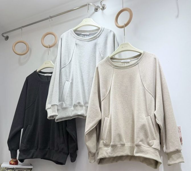 05113001｜YUAN〃3189後小標車線斜口袋上衣｜F 刷毛衛衣
大學T
口袋衛衣
圓領刷毛上衣
秋冬女裝
保暖上衣
寬鬆顯瘦
百搭素面
內刷毛衛衣
長袖上衣