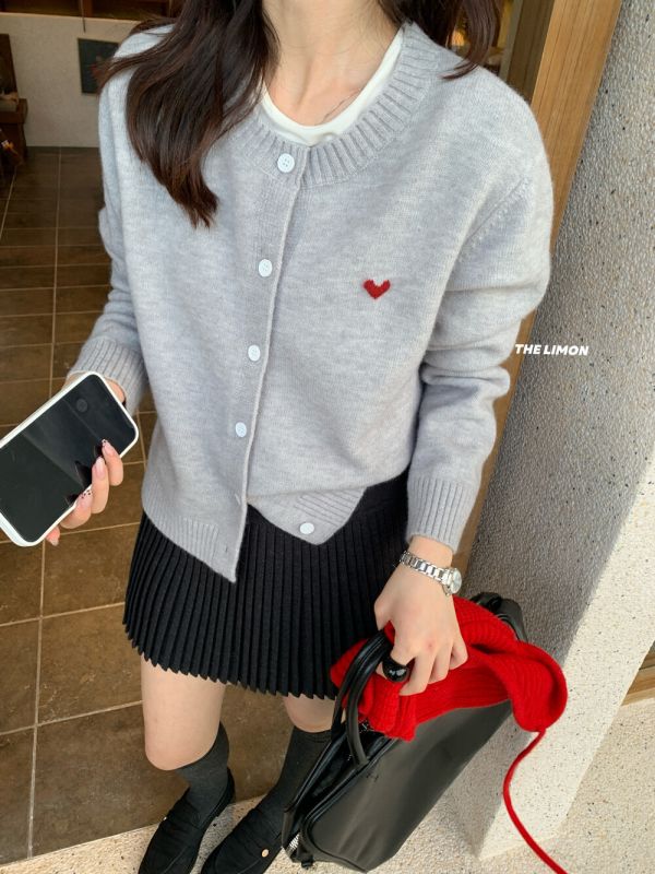 05112202｜LEMON〃2281圓領北極絨愛心刺繡開襟針織衫｜F 針織外套, 多色針織, 羊毛感外套, 開襟外套, 小愛心針織, 短版針織, 韓系外套, 秋冬外套, 杏色外套, 灰色針織, 紅色針織, 咖色針織, 芥綠針織