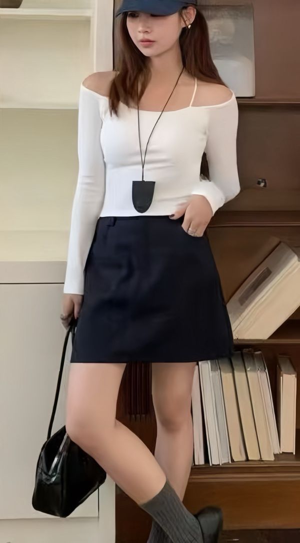 05110105┃秋冬〃560六色造型細肩帶罩杯短版上衣 一字領上衣, 彈性棉質上衣, 顯鎖骨上衣, 貼身長袖, 修身上衣, 秋冬打底, 女生休閒穿搭