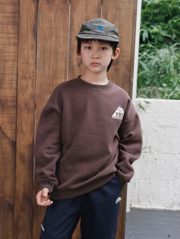 05121210｜猿寶秋冬〃8086三色背後山系字母印花加絨T｜110-170 中大童衛衣, 童裝加絨上衣, 秋冬童裝, 刷毛衛衣, 山系童裝, 戶外風童裝, 男童上衣, 女童上衣, YBS印花, 保暖童裝, 中大童上衣, The Mount Space風格