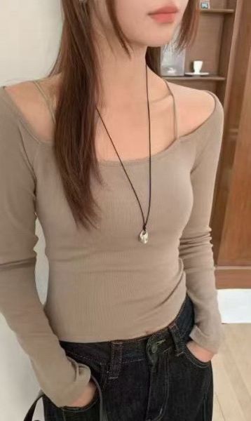 05110105┃秋冬〃560六色造型細肩帶罩杯短版上衣 一字領上衣, 彈性棉質上衣, 顯鎖骨上衣, 貼身長袖, 修身上衣, 秋冬打底, 女生休閒穿搭