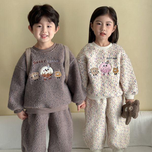 05111411┃兄妹家秋冬〃250631羊羔絨貼布刺繡套裝┃80-150 兒童羊羔絨套裝

加厚絨毛套裝

SWEET DREAM 童裝

可愛刺繡童裝

男童冬季套裝

女童兩件組

兒童保暖套裝

加厚上衣褲子

80-150童裝

羊羔絨上衣褲套裝

冬季童裝套裝