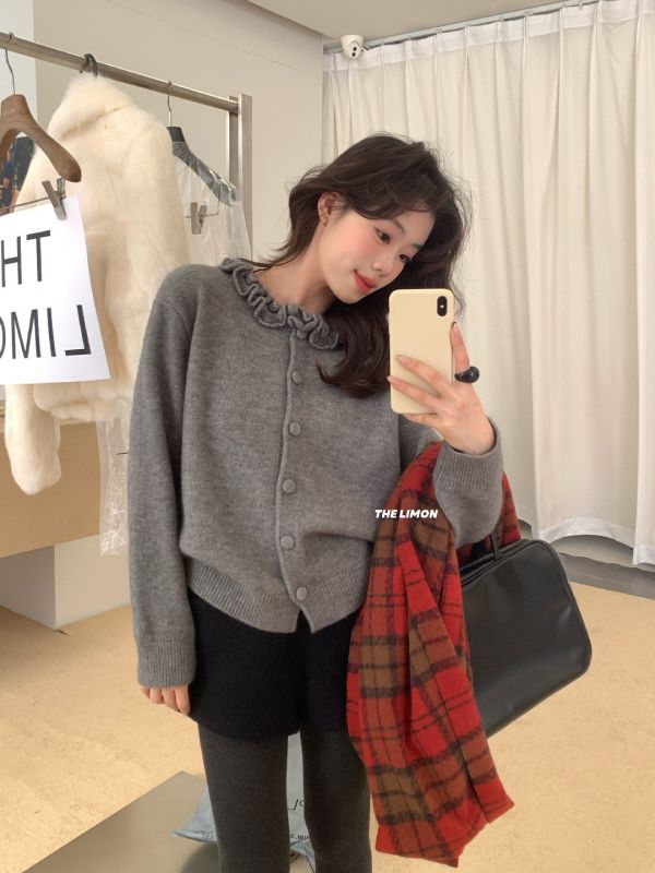 05120703｜LEMON〃6903木耳邊溫柔開衫毛衣｜F 荷葉領針織, 針織外套, 開衫外套, 木耳邊上衣, 韓系女裝, 顯瘦外套, 短版外套, 氣質穿搭, 甜美針織