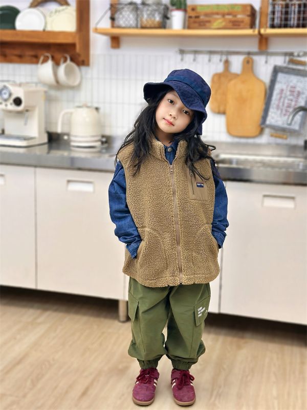 05112301｜EC秋冬〃4109四色奧粒絨背心｜110-160/S-M 兒童背心

羊羔絨背心

保暖背心

兒童馬甲

冬季背心

立領背心

加厚刷毛背心

童裝背心 110–160

親子背心

男童背心

女童背心

羊羔絨外套

冬天保暖單品

兒童保暖衣