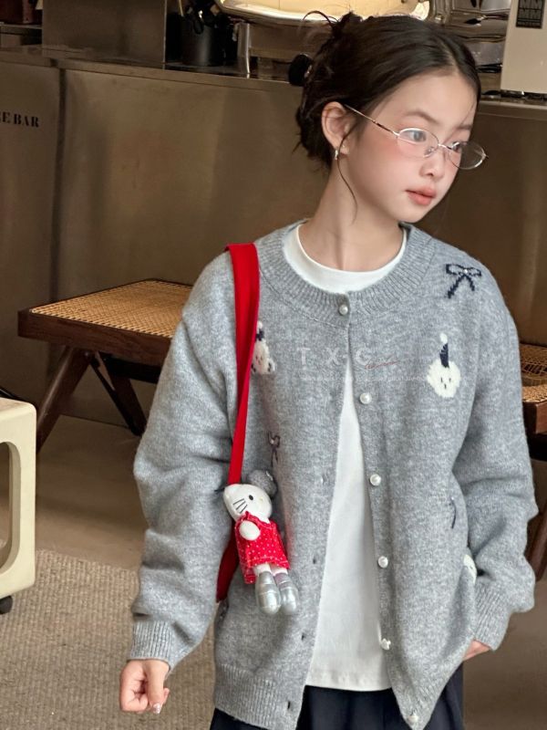 05121107｜TXG家秋冬〃2532灰色刺繡針織外套｜110-170 女童針織外套
女童開衫
女童毛衣外套
韓系童裝
小香風童裝
刺繡針織
女童春秋外套
灰色針織開衫
110–170cm
文青童裝