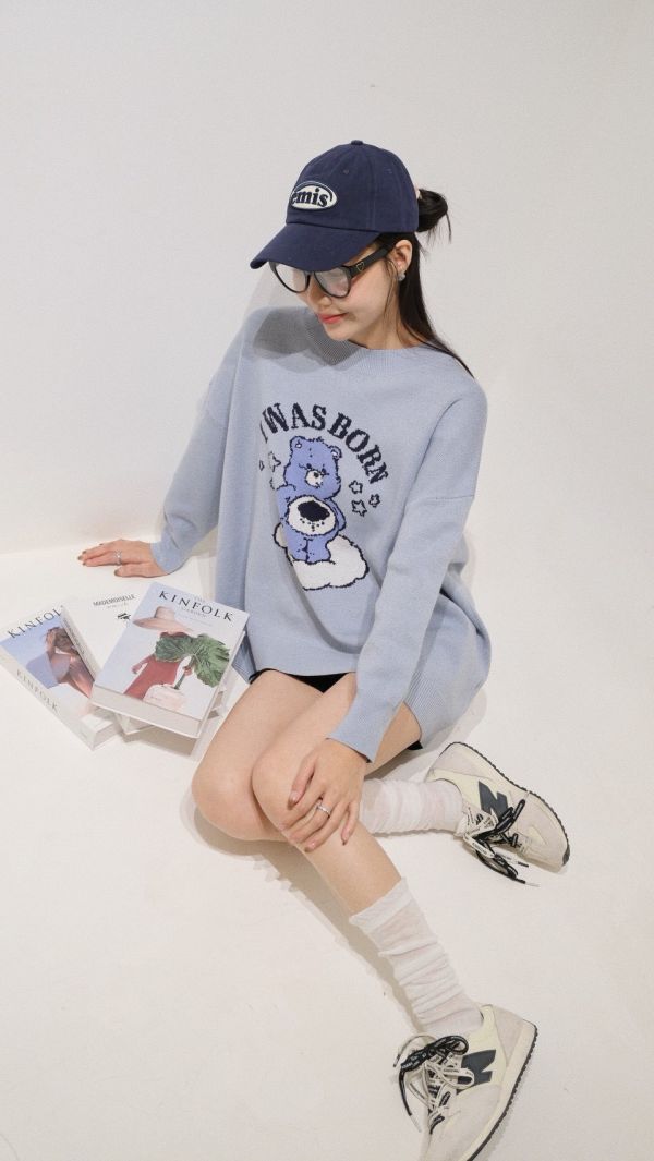 05110104┃秋冬〃23246四色糖果熊毛衣 熊熊毛衣, 卡通針織上衣, 圓領毛衣, 無刷毛毛衣, 厚磅毛衣, 秋冬上衣, 寬鬆版型, 女生休閒穿搭, 插畫毛衣, 雲朵毛衣