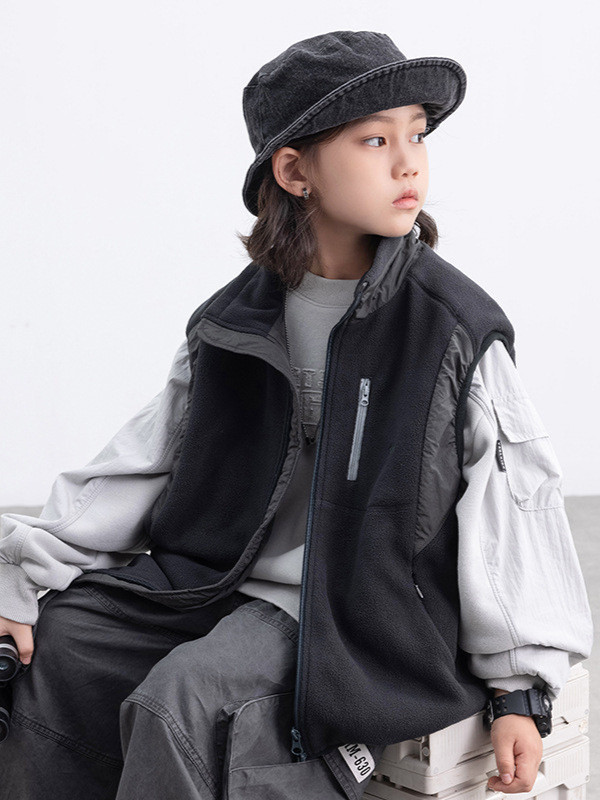 05111113┃TM家秋冬〃1803黑色搖粒絨背心┃120-170 童裝背心, 羊羔絨背心, 保暖馬甲, 大陸製童裝, 韓系童裝, 立領背心, 厚背心, 防風馬甲, 秋冬童裝, 雙層拼接背心, 男童女童外套, 黑色背心, 加厚保暖背心, 韓風童裝上衣, 秋冬保暖單品**