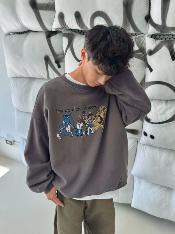 05110307┃秋冬〃21552芝麻街夜總會寬版大學T - 芝麻街大學T
- 插畫風格上衣
- 寬版中性上衣
- 情侶穿搭推薦
- F 尺寸大學T
- 卡通印花上衣
- 秋冬休閒穿搭
- 韓系童趣風格
- 男女同款衛衣
- 棕色奶油灰色上衣