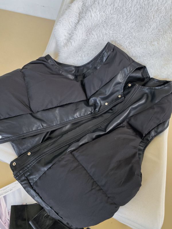 韓┃N9〃皮質夾棉背心┃F 皮革背心, 女生無袖外套, 韓系穿搭, 厚實保暖背心, 寬鬆版外套, 皮革拼接上衣, 黑色羽絨背心, 韓系街頭風, 冬季保暖單品, 女裝背心, 外搭皮革背心, 皮革立領背心