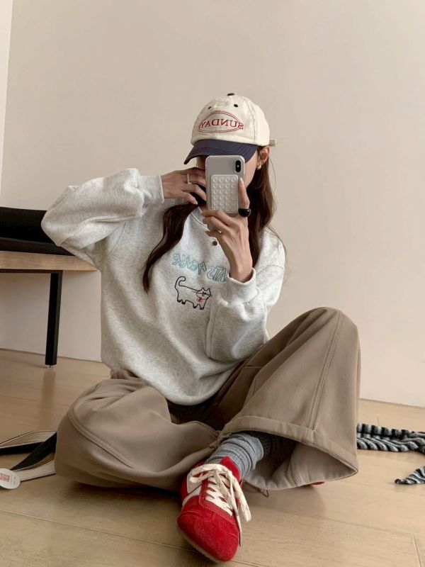 05120606｜秋冬〃9213暖心貓咪加絨大學T｜F 女裝衛衣, 刷毛上衣, 貓咪上衣, 毛巾繡衛衣, 可愛女裝, 療癒系穿搭, 寬鬆上衣女, 加絨上衣, 大人可愛風, 顯瘦衛衣, 韓系女裝, 秋冬上衣女, 百搭女裝, 大學T女, 女生可愛穿搭