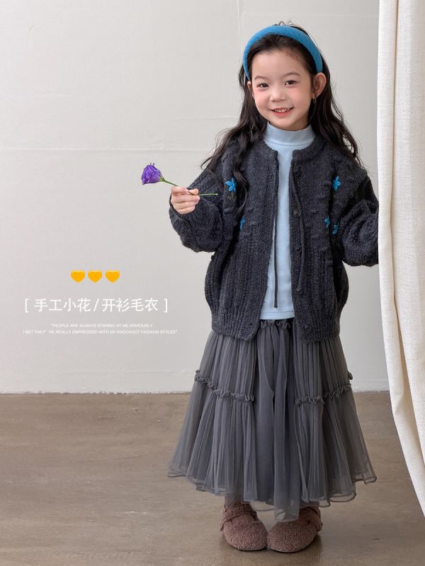 05111610｜小艾家秋冬〃H169灰色立體花針織外套｜90-160 兒童毛衣、兒童開衫、手工小花毛衣、女童外套、針織開衫、秋冬外搭、保暖毛衣、女童毛衣、百搭外套、韓版童裝、90cm–160cm、女童針織外套