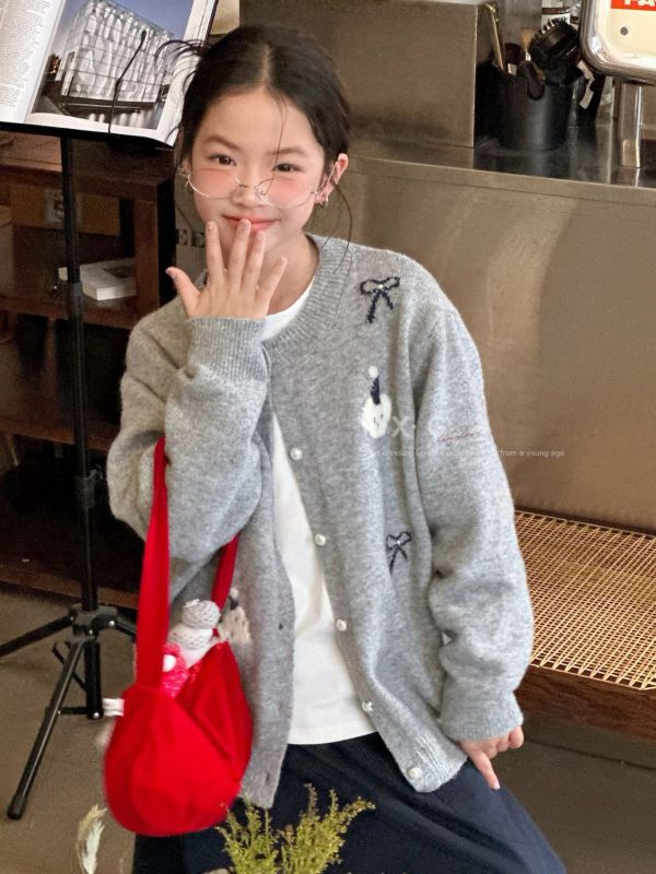 05121107｜TXG家秋冬〃2532灰色刺繡針織外套｜110-170 女童針織外套
女童開衫
女童毛衣外套
韓系童裝
小香風童裝
刺繡針織
女童春秋外套
灰色針織開衫
110–170cm
文青童裝