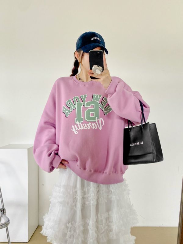 韓┃N9〃三色加絨數字61大學T┃F 韓國風大學T, 女生加絨上衣, NEW YORK衛衣, 字母印花上衣, 寬鬆圓領T, 韓系穿搭, 加厚衛衣, 女裝秋冬上衣, 奶白衛衣, 粉紫衛衣, 寶藍上衣, 韓系學院風, 大陸製女裝, 保暖長袖T, 女生寬鬆上衣