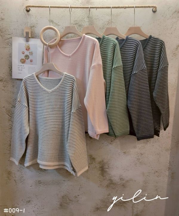 05120711｜秋冬〃009韓系細條紋側開衩上衣｜F 條紋針織, V領毛衣, 韓系上衣, 落肩毛衣, 顯瘦上衣, 寬鬆針織, 女生上衣, 秋冬穿搭
