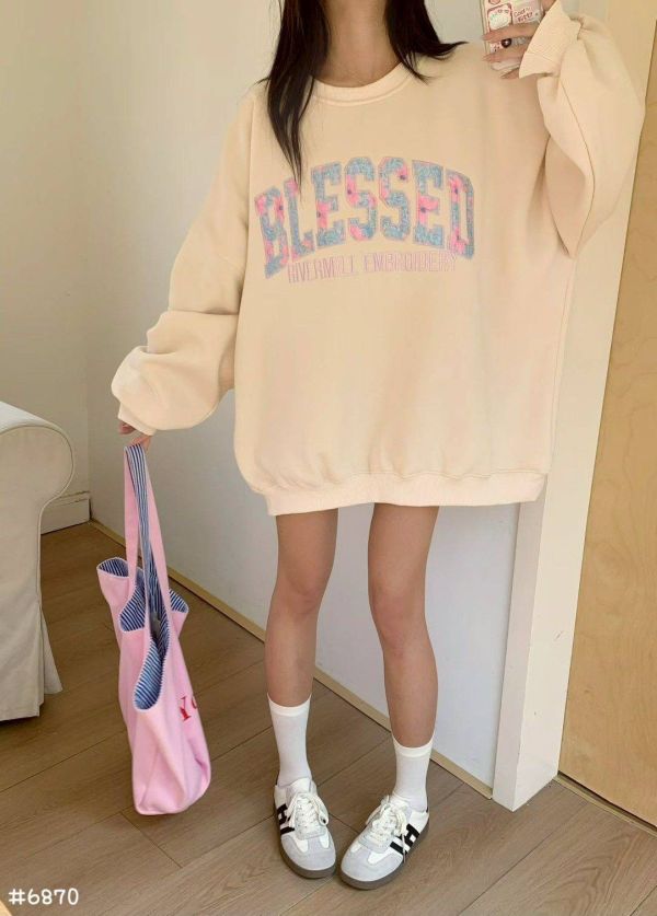 05120712｜秋冬〃6870BLESSED字母刺繡貼布厚刷毛大學T｜F 刷毛大學T, 字母衛衣, 寬鬆衛衣, 韓系衛衣, 顯瘦上衣, 蓬袖上衣, 秋冬穿搭, 休閒上衣