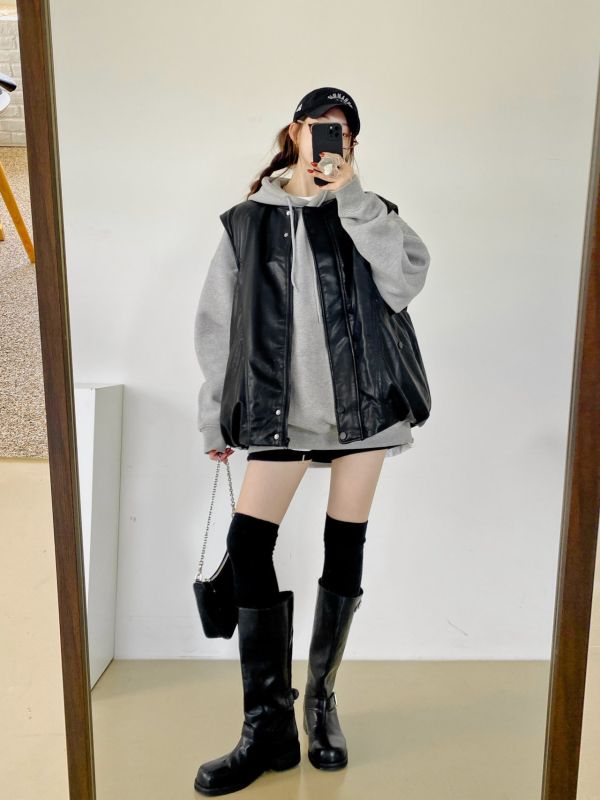 韓┃N9〃皮質夾棉背心┃F 皮革背心, 女生無袖外套, 韓系穿搭, 厚實保暖背心, 寬鬆版外套, 皮革拼接上衣, 黑色羽絨背心, 韓系街頭風, 冬季保暖單品, 女裝背心, 外搭皮革背心, 皮革立領背心