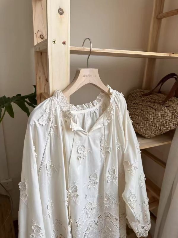 重工刺繡雕花小V綁繩寬版上衣 