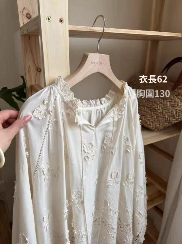重工刺繡雕花小V綁繩寬版上衣 