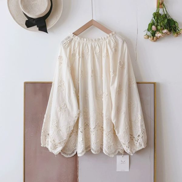 重工刺繡雕花小V綁繩寬版上衣 