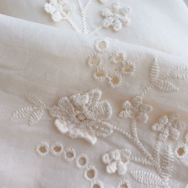 重工刺繡雕花小V綁繩寬版上衣 