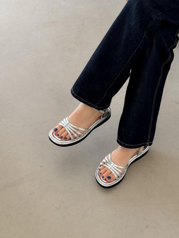 新款！夏季輕量厚底涼鞋 