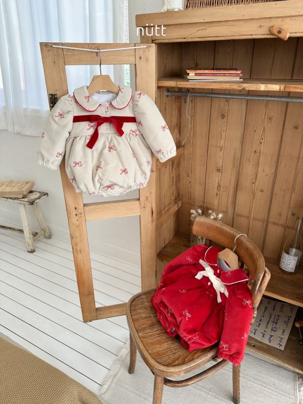 禮物寶寶鋪棉蝴蝶結長袖包屁 