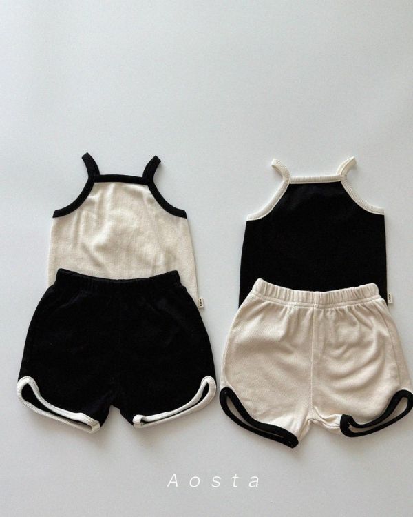 Aosta細肩吊帶背心 正韓親子裝, Aosta親子裝, 韓國親子穿搭, 高端媽媽穿搭, 韓系親子裝, 親子裝推薦, 夏季親子穿搭, 韓國童裝品牌, 質感媽媽穿搭, 嬰幼兒親子裝, 韓系高級感穿搭, 親子OOTD, 親子時尚, 韓國設計童裝