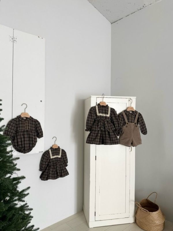 Bebe 小森林格紋荷葉領包屁衣 