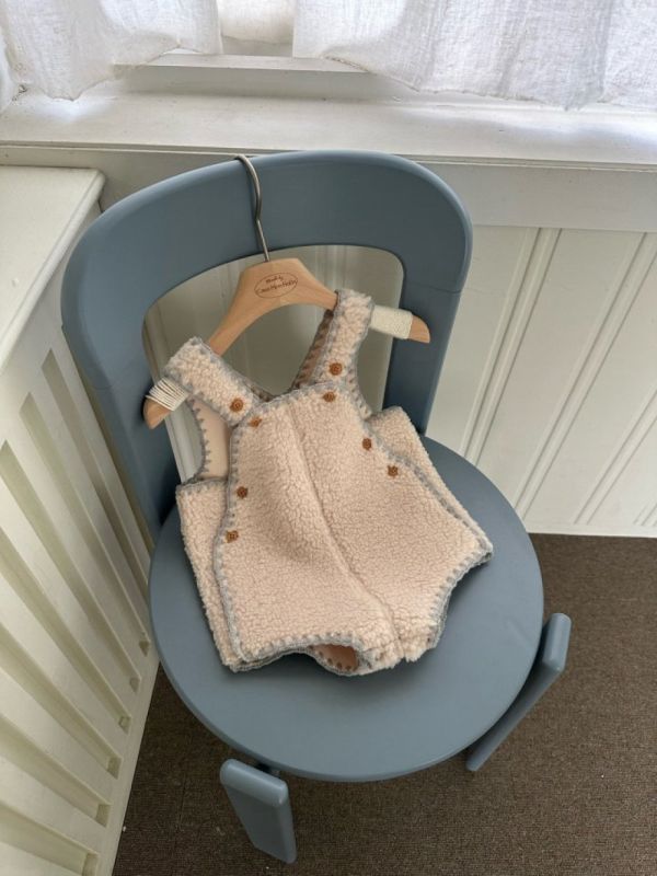 小熊系縫線邊絨毛吊帶連身衣 