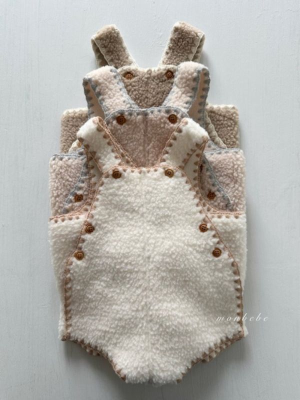 小熊系縫線邊絨毛吊帶連身衣 