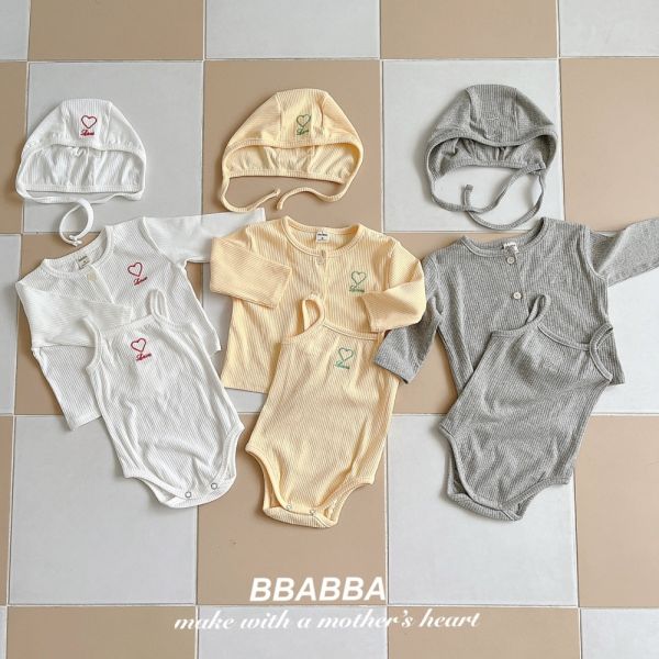 愛心刺繡套裝 包屁衣＋軟帽＋小外套 