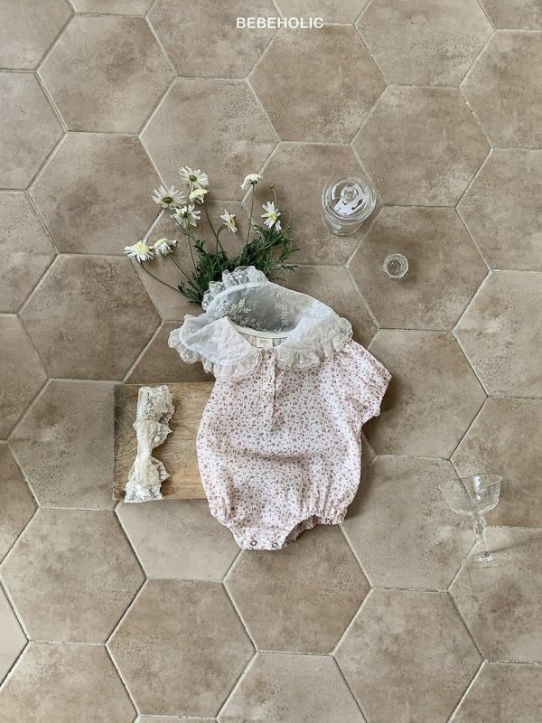 小碎花蕾絲圓領寶寶氣質套裝 Bebe holic Korea,韓國童裝,韓國Bebe holic,奶茶系寶寶,女寶穿搭